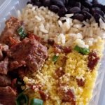 #40 Baião de feijão preto com arroz integral, farofa de cuscuz e carne de panela